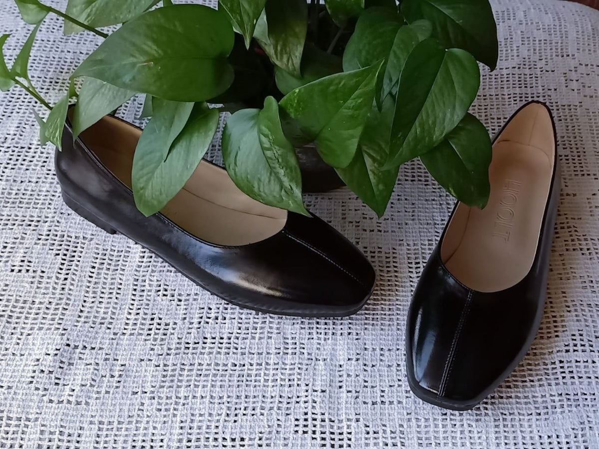 Classic Center-Seam Ballerina Flats – Black