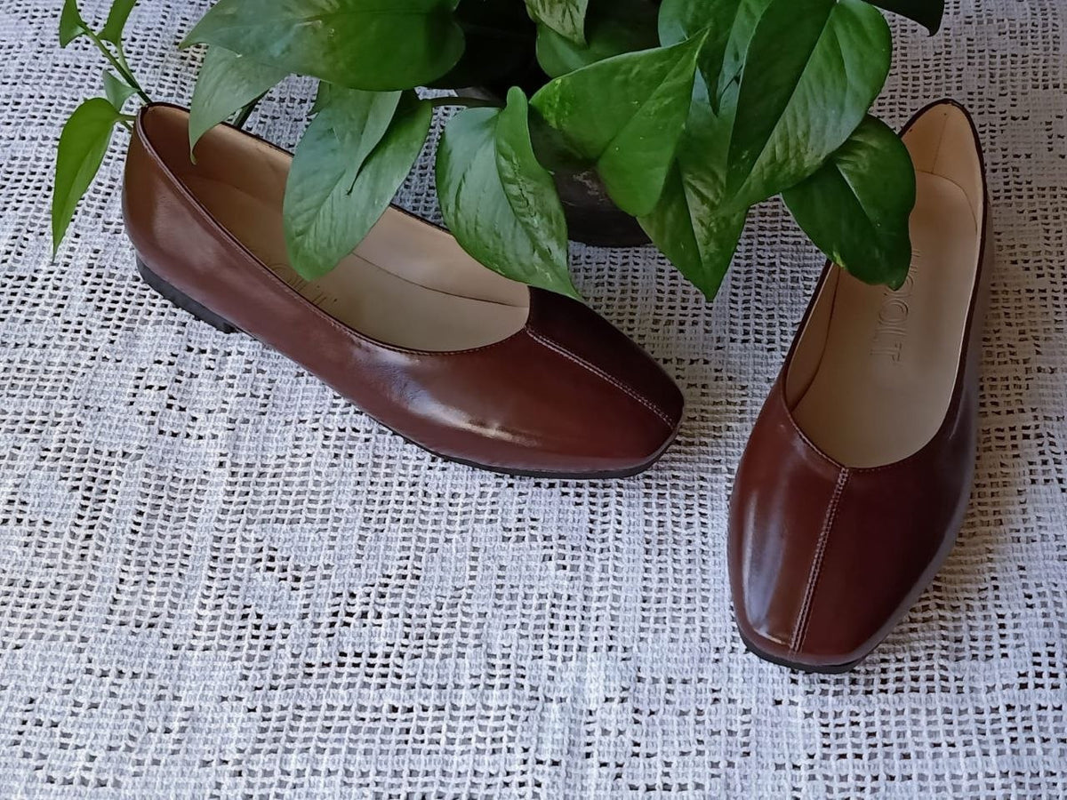 Classic Center-Seam Ballerina Flats – Brown