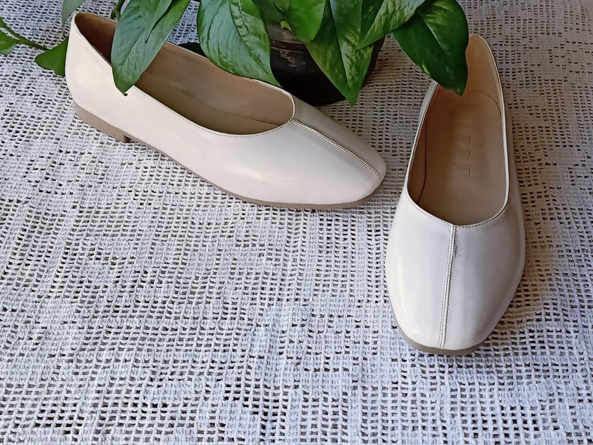 Classic Center-Seam Ballerina Flats – Beige