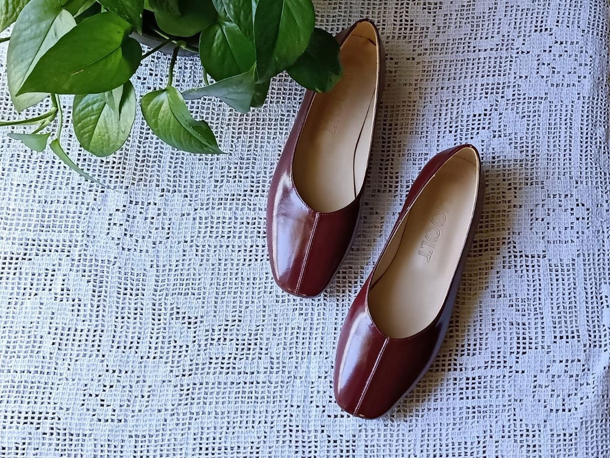Classic Center-Seam Ballerina Flats – Burgundy