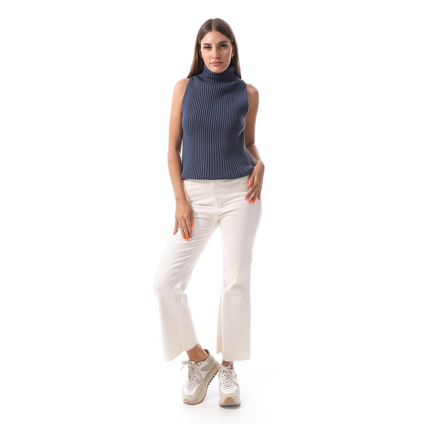 Sleeveless wool pullover with crew neck