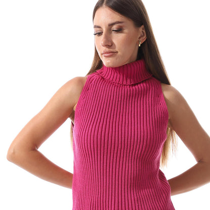 Sleeveless wool pullover with crew neck